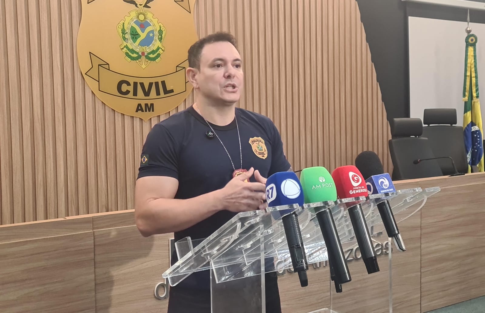 policiais civis do amazonas durante operação de prisão de suspeito de roubo a ônibus em manaus