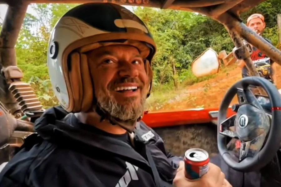 Richard Rasmussen durante expedição na Transamazônica enfrentando lama e atoleiros