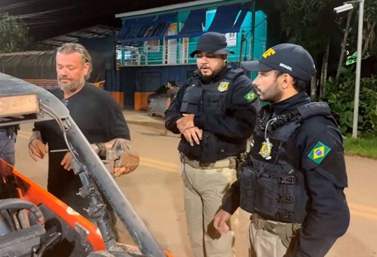 Biólogo richard rasmussen com quadriciclo apreendido na br-319 durante expedição