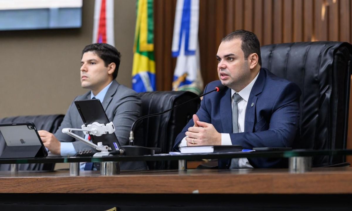 Deputado Roberto Cidade discursando na Assembleia Legislativa sobre falta de energia em Manicoré.