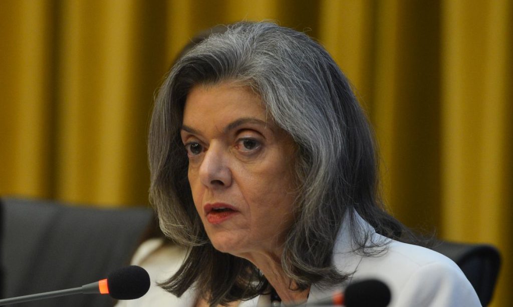 Ministra Cármen Lúcia discursando sobre ameaça de bomba e violência contra a mulher em evento para estudantes de direito em Brasília