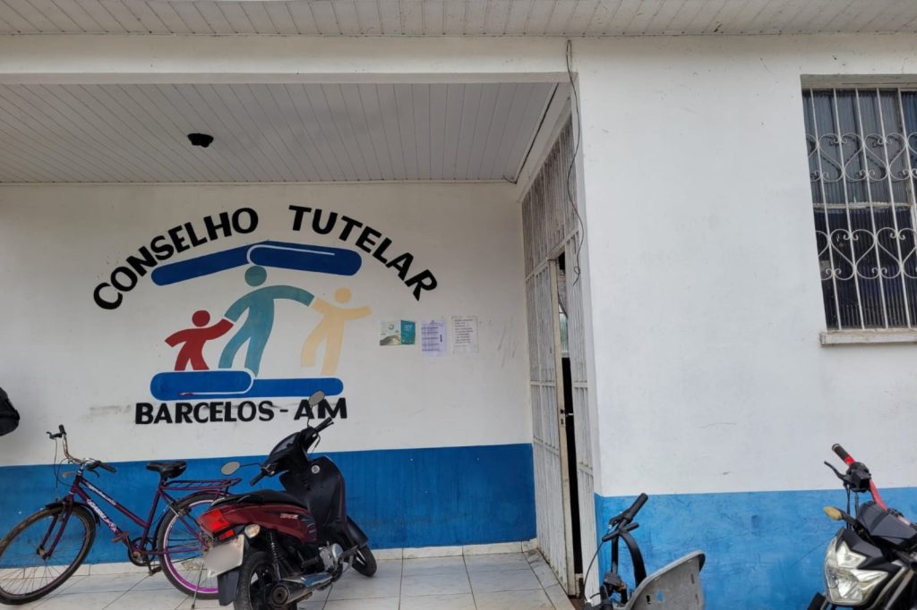 Fachada de prédio público representando o Conselho Tutelar em Barcelos Amazonas durante inspeção do MPAM.