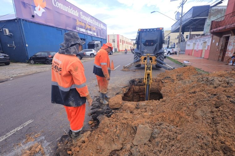 Serviço mal feito pela Águas de Manaus causa risco de alagamento