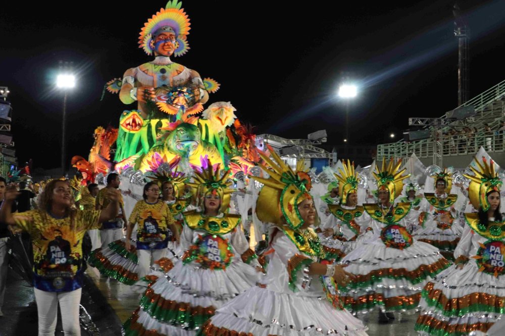 Desfile do Carnaval na Floresta 2026 em Manaus, com escolas de samba apresentando enredos emocionantes.