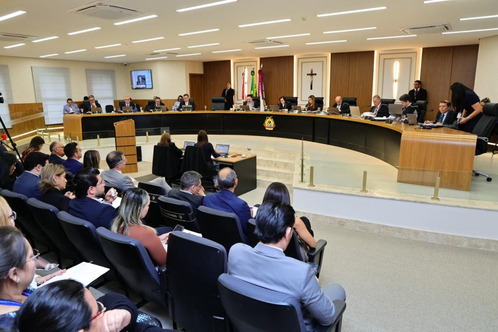 Conselheiros do Tribunal de Contas do Amazonas reunidos em sessão plenária para julgamento de processos e prestações de contas.