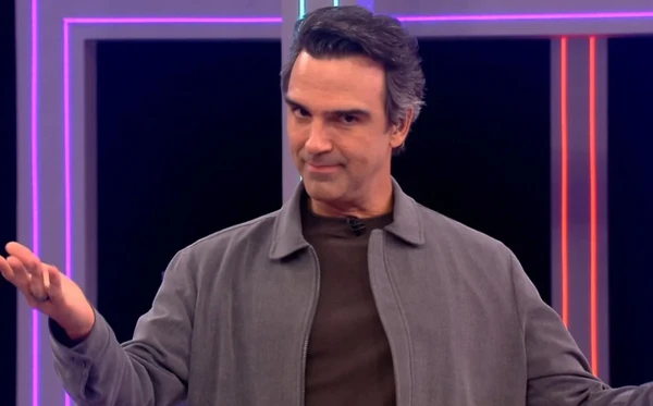 O apresentador Tadeu Schmidt durante a programação ao vivo do Big Brother Brasil 26 na TV Globo