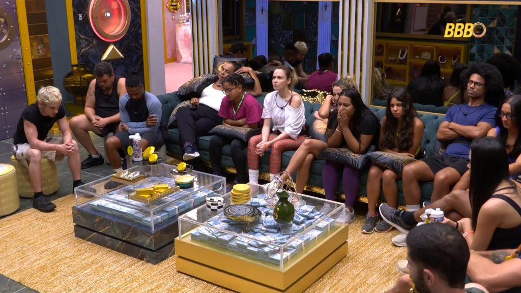 Foto de Tadeu Schmidt durante pronunciamento sobre regras do BBB 26