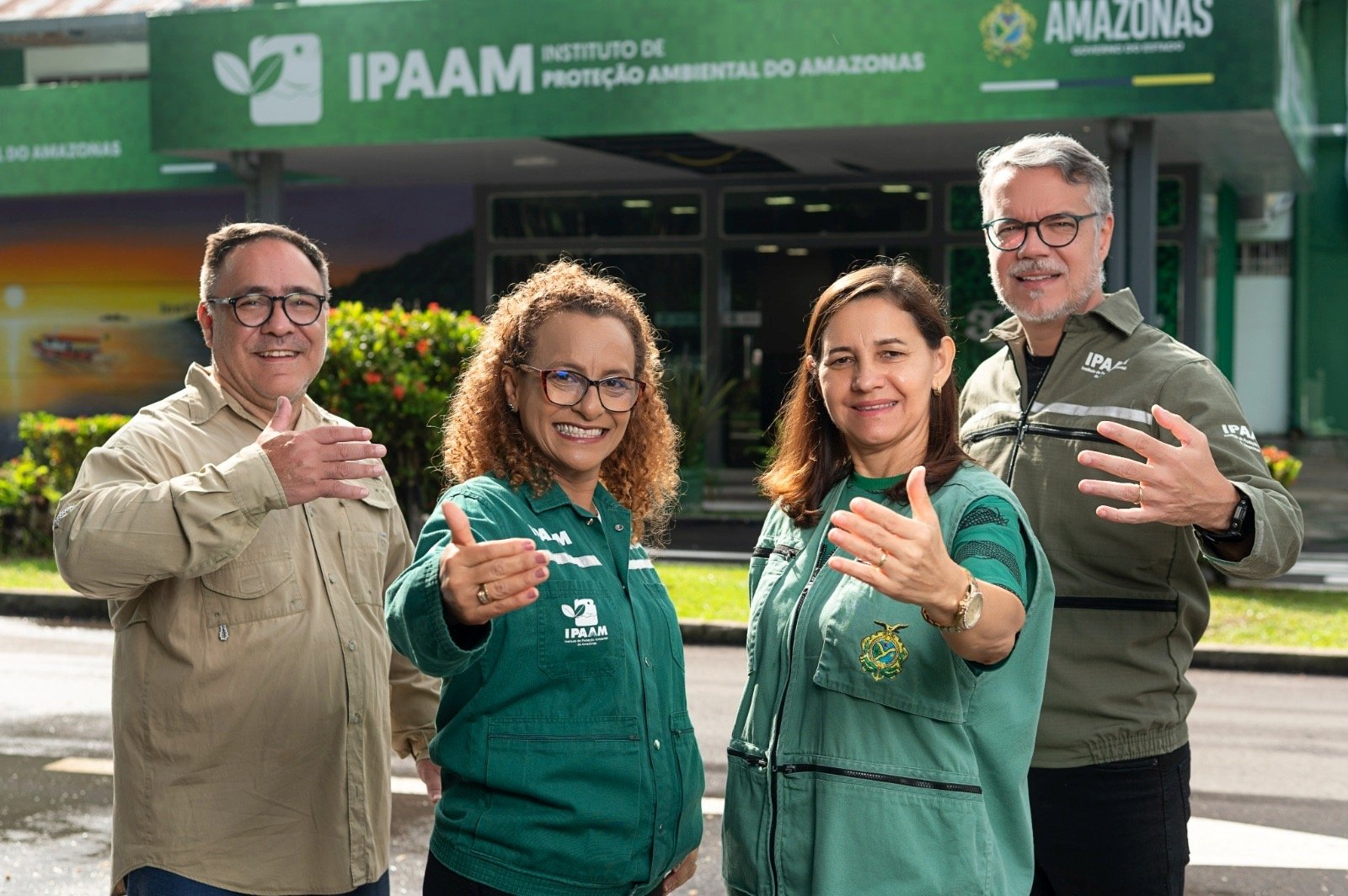 Boleto bancário do concurso público do Ipaam sobre uma mesa com caneta indicando o prazo final de pagamento.