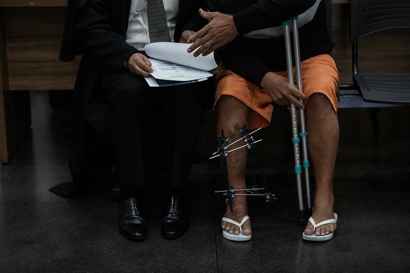 Vista de sessão no Tribunal do Júri durante julgamento de crime de feminicídio em Manaus.