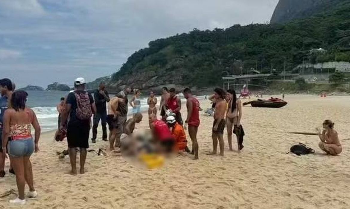 imagem de um acidente com asa-delta na praia de são conrado