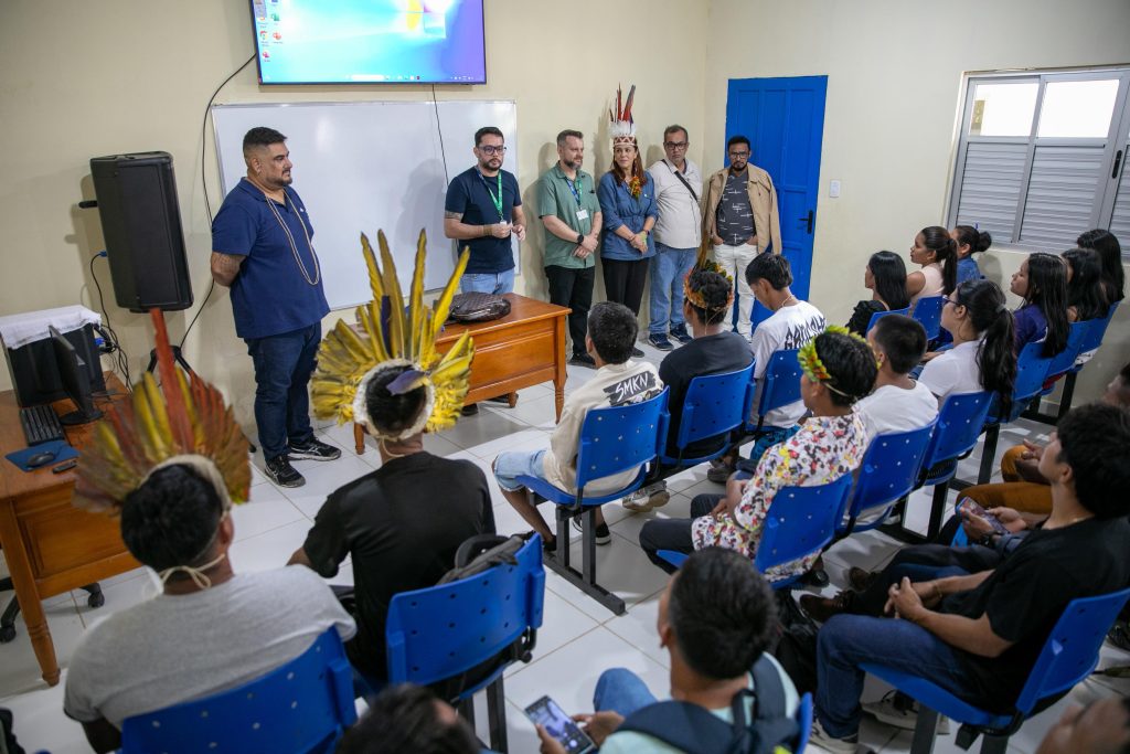 Estudantes indígenas participam da aula inaugural de pedagogia no primeiro polo rural da uea em tabatinga