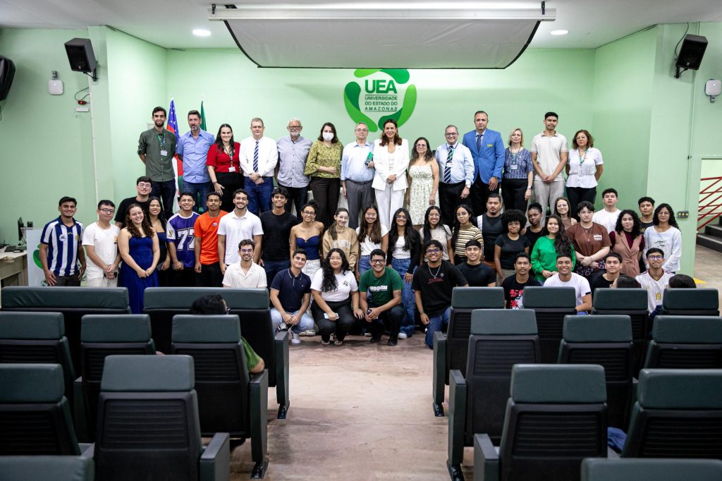Estudantes e professores participando da programação de acolhida aos calouros da Universidade do Estado do Amazonas