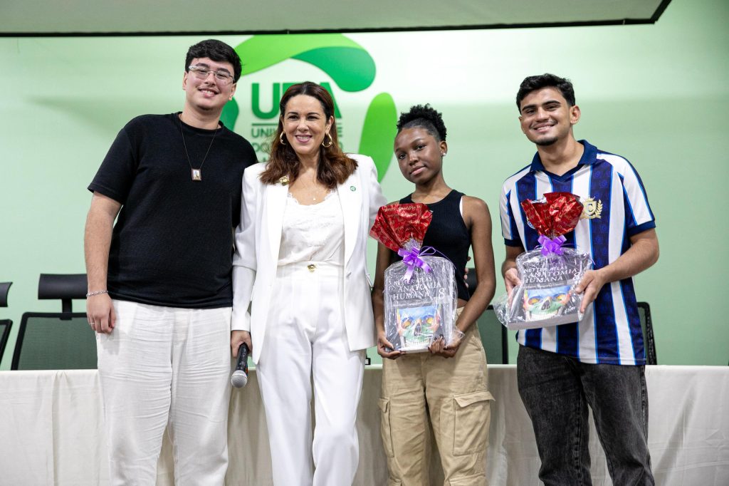 Estudantes e professores participando da programação de acolhida aos calouros da Universidade do Estado do Amazonas