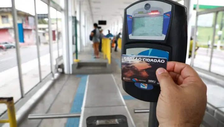 Prefeito David Almeida ao lado de novos ônibus da frota de transporte coletivo de Manaus.