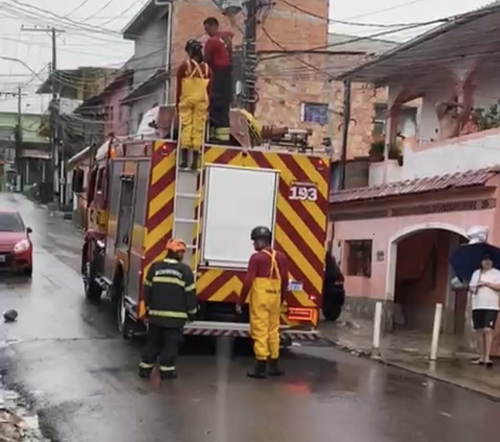micro-ônibus preso em enxurrada em manaus
