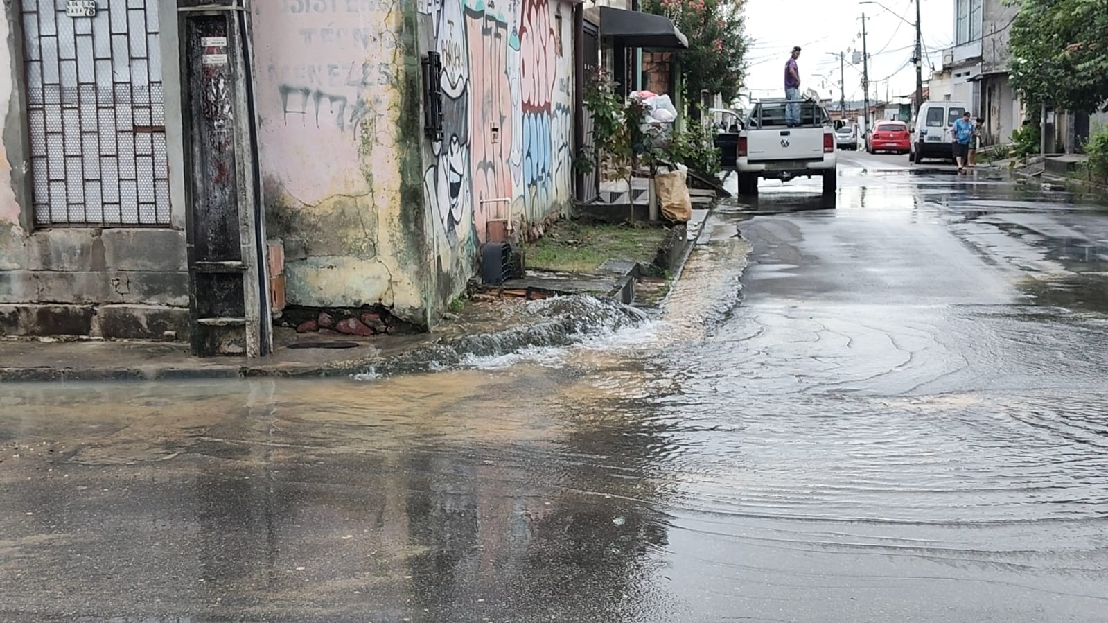 vazamento na rede de abastecimento provoca alagamentos em manaus