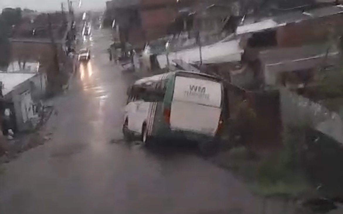 Vídeos: forte chuva em Manaus deixa pessoas “ilhadas” e causa acidente na Zona Leste