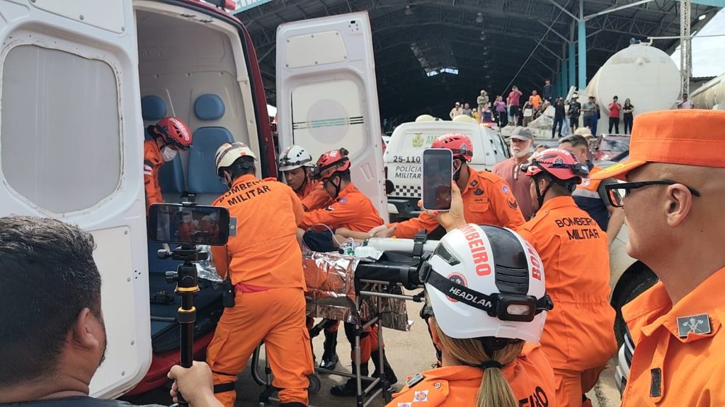 imagem do resgate de criança após naufrágio de lancha em manaus