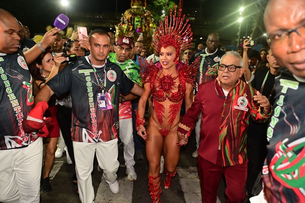 Virginia Fonseca sendo anunciada como rainha de bateria no carnaval