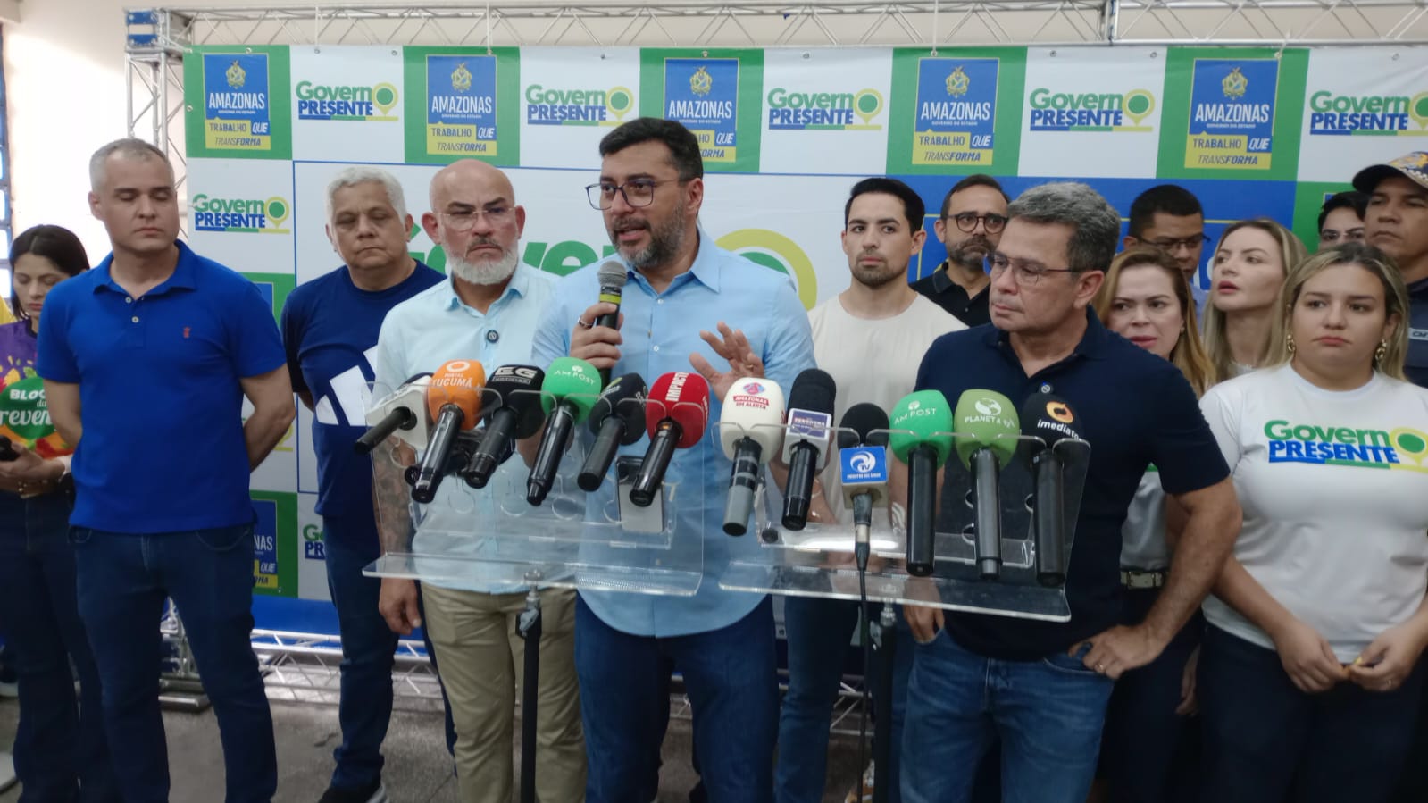 Foto do naufrágio no Encontro das Águas em Manaus, com equipes de resgate em ação