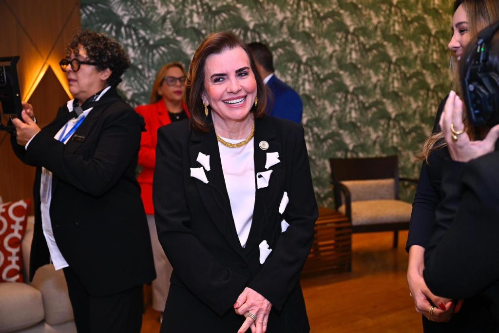 foto da conselheira yara amazônia lins presidindo o tce-am