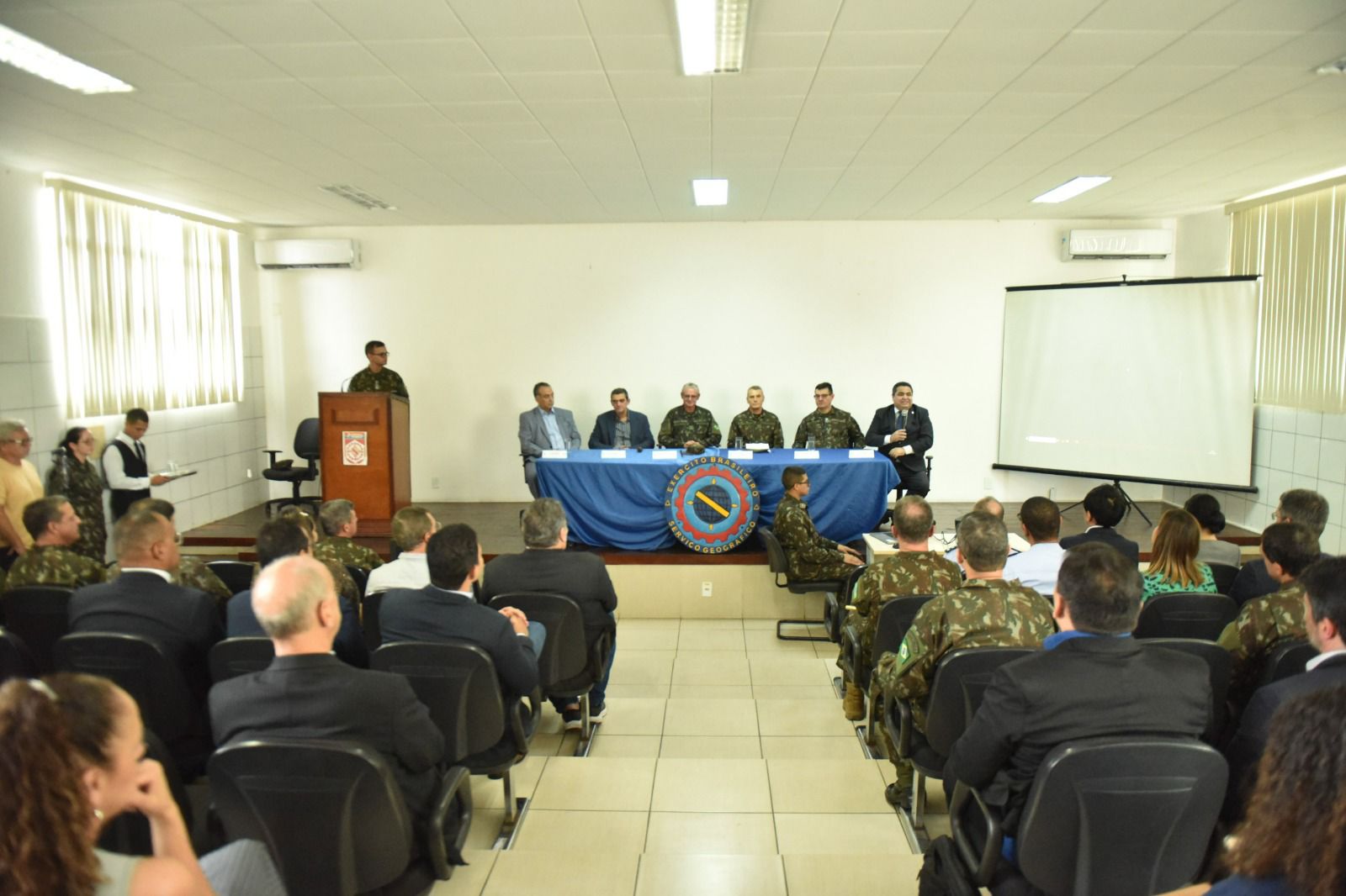 Instituto de pesquisas do exército na Amazônia começando operações com cursos de pós-graduação.