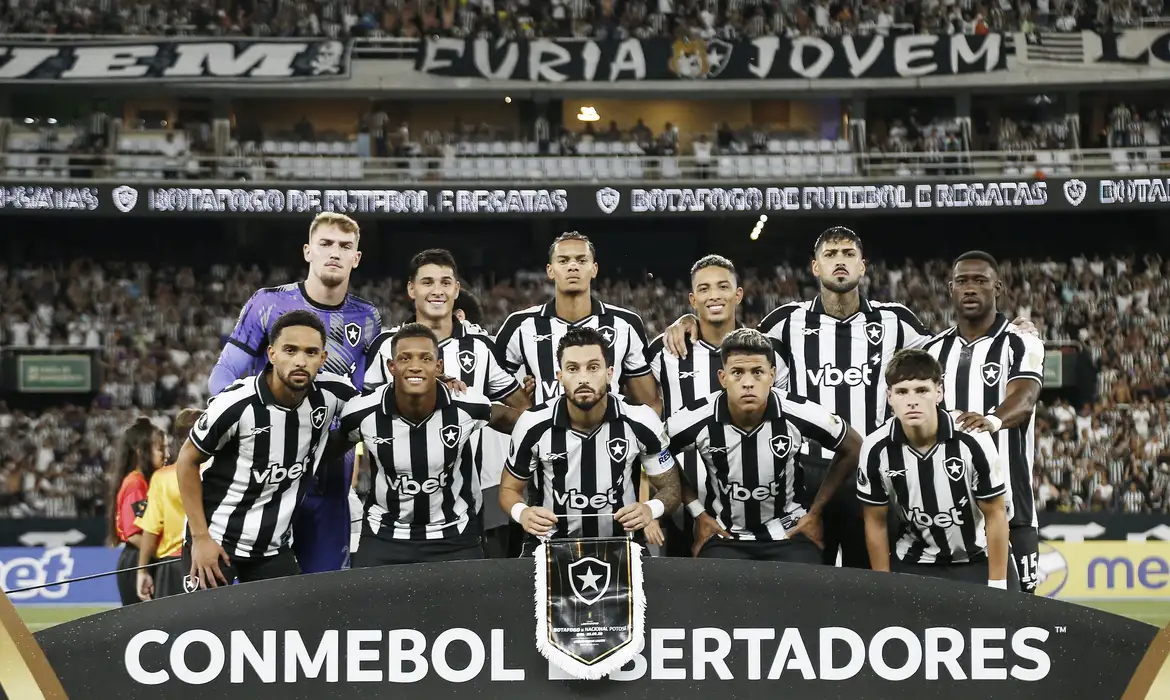 Jogadores do Botafogo em campo durante partida oficial da Copa Libertadores da América.