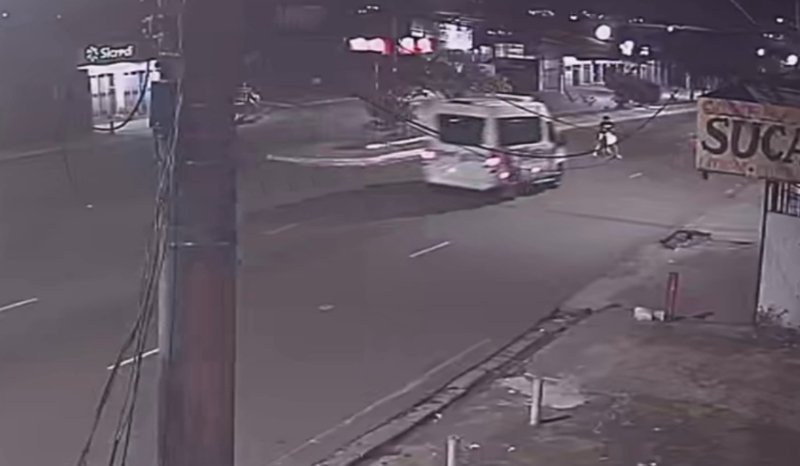 Familiares e amigos de Matheus Alencar realizam manifestação com cartazes pedindo justiça por morte em atropelamento em Manaus.