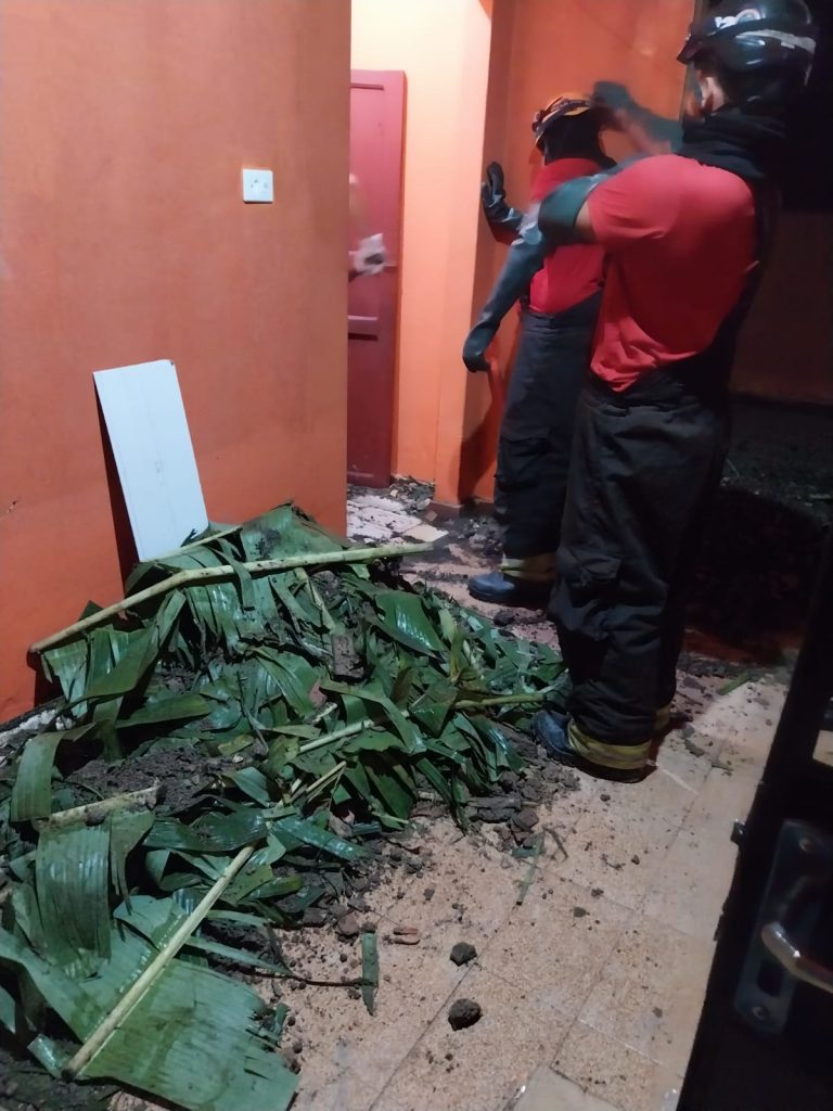 Policiais militares e viaturas em frente a kitnet no bairro Zumbi onde corpo de idoso foi encontrado enterrado no banheiro