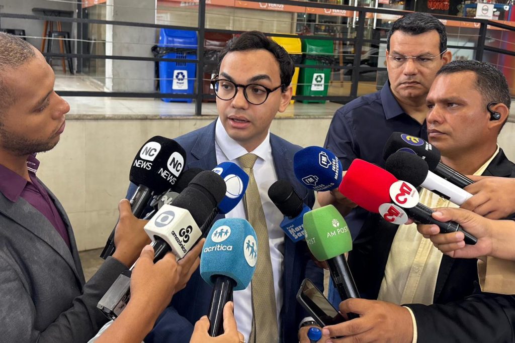 Advogado San Barbosa durante coletiva de imprensa sobre a defesa de Anabela Freitas na Operação Erga Omnes
