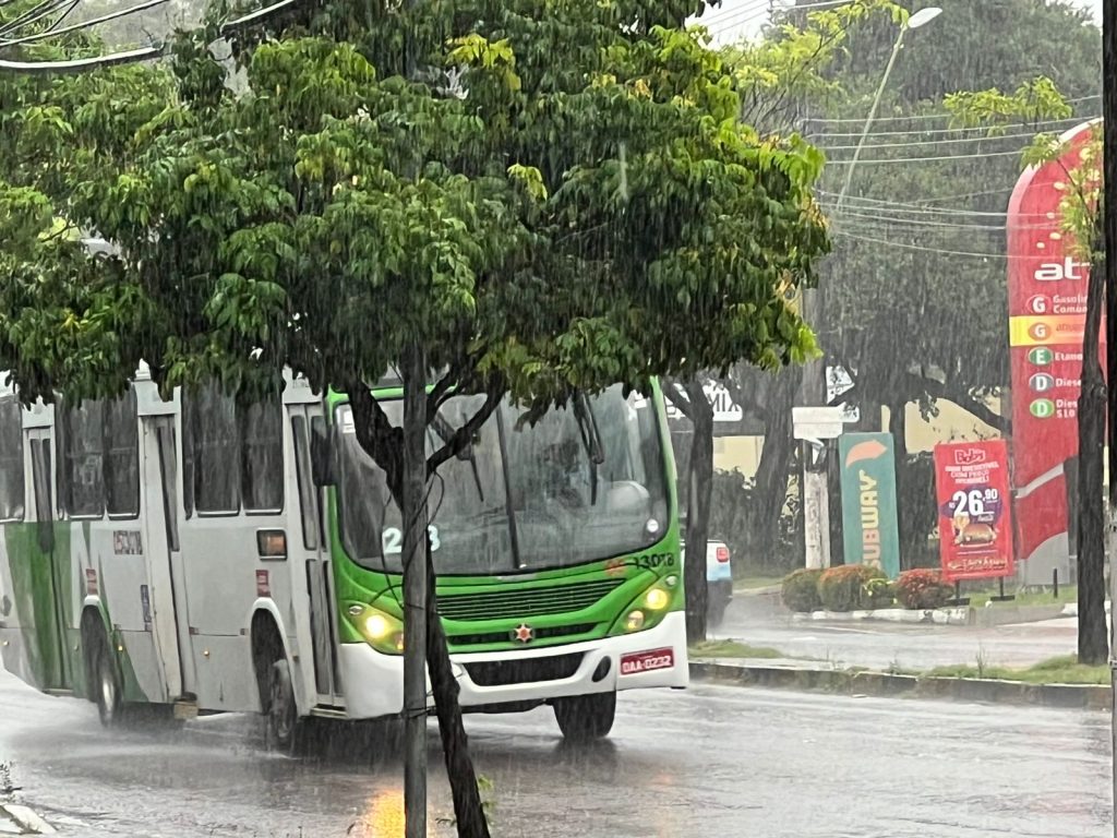rua alagada durante forte chuva em manaus com registro de ocorrências pela defesa civil municipal