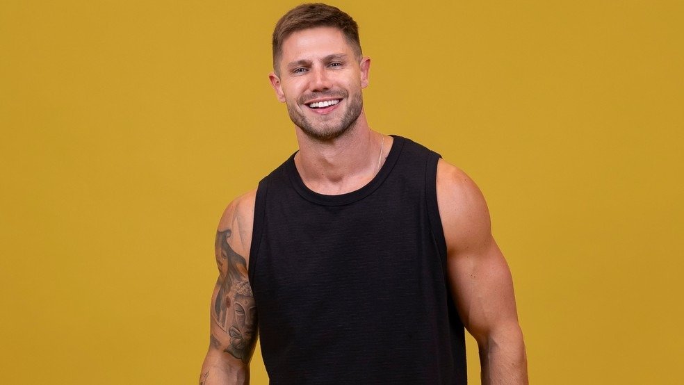 Apresentador Tadeu Schmidt anunciando o paredão falso do BBB 26 e o retorno do quarto secreto no reality