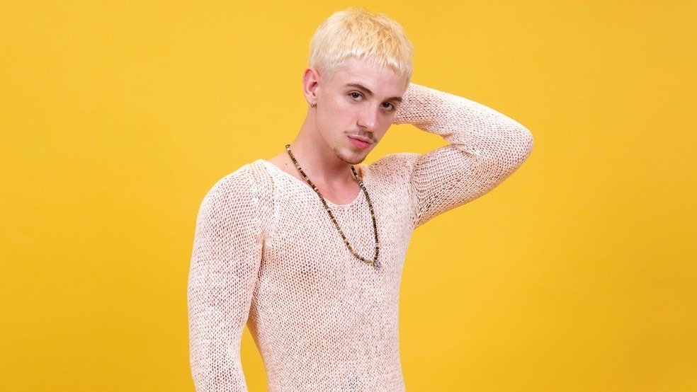 Apresentador Tadeu Schmidt anunciando o paredão falso do BBB 26 e o retorno do quarto secreto no reality