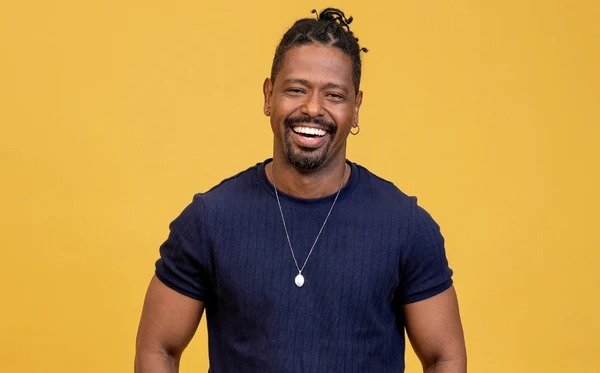 Apresentador Tadeu Schmidt anunciando o paredão falso do BBB 26 e o retorno do quarto secreto no reality
