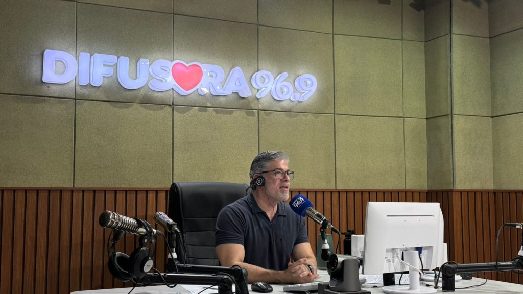 Daniel Anzoategui e equipe do programa na Rádio Difusora