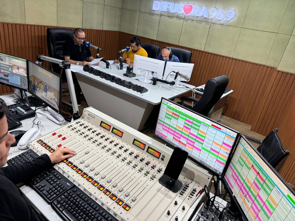 Daniel Anzoategui e equipe do programa na Rádio Difusora
