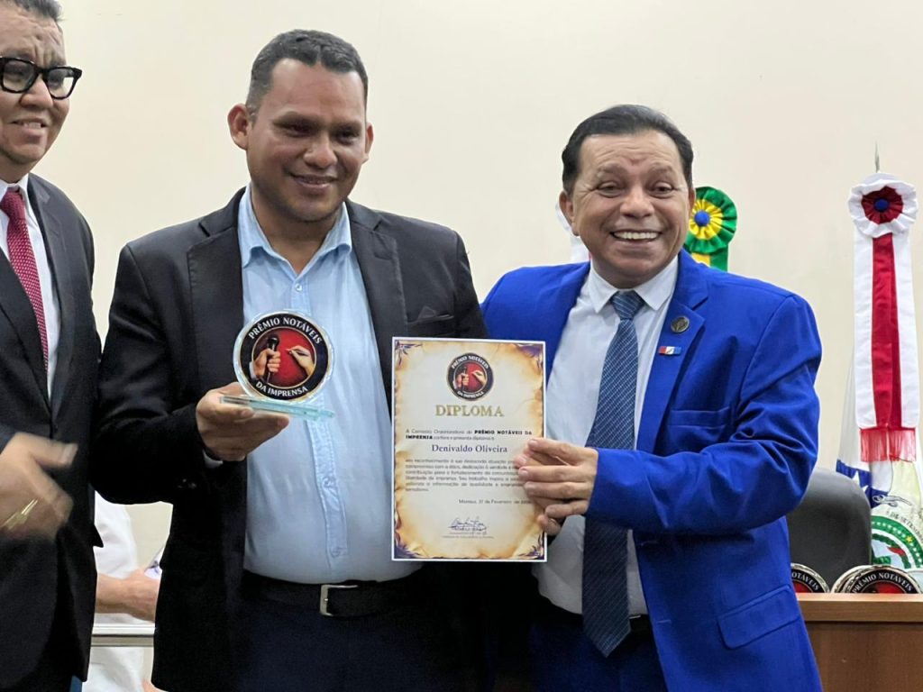 Repórter Denivaldo Oliveira posa com placa de homenagem durante o Prêmio Os Notáveis da Imprensa na Assembleia Legislativa do Amazonas