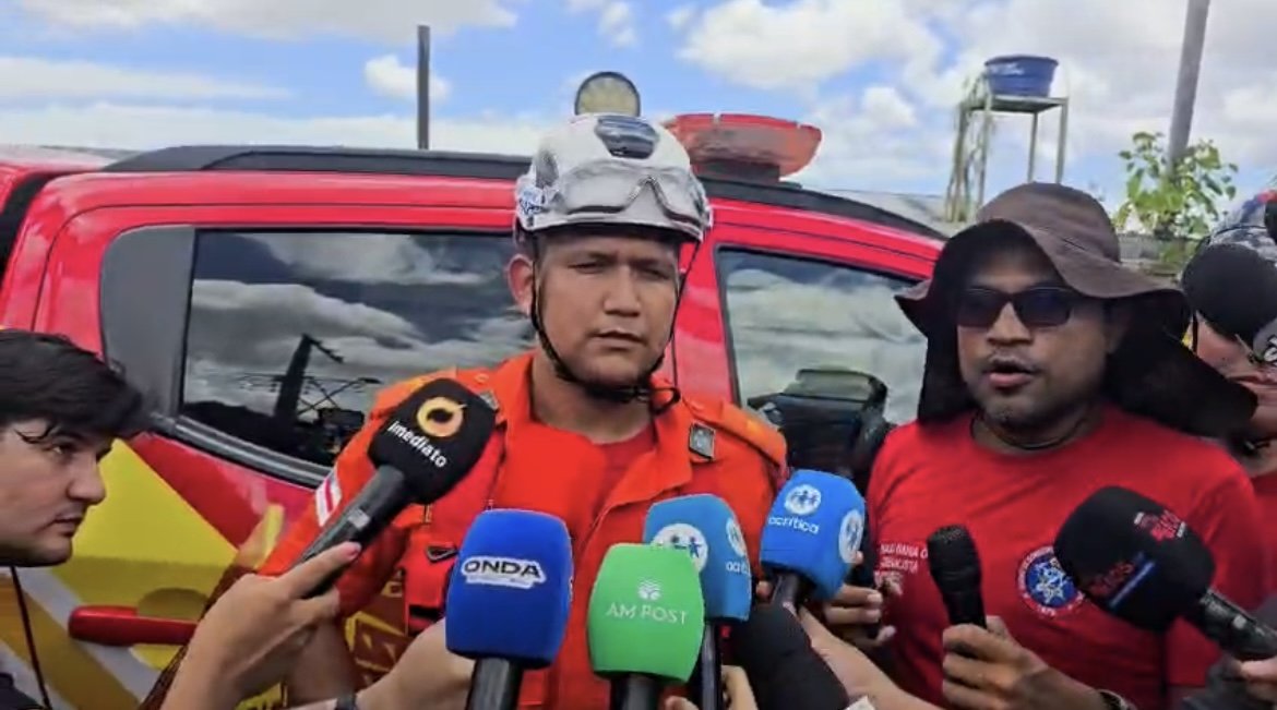 Bombeiros realizam resgate em aeronave que caiu no Aeroclube de Manaus deixando uma vítima fatal.