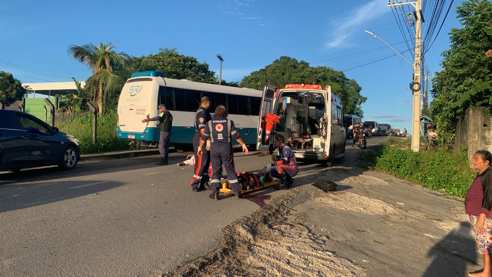 Veículo Gol vermelho envolvido em acidente de trânsito na Avenida da Floresta em Manaus.