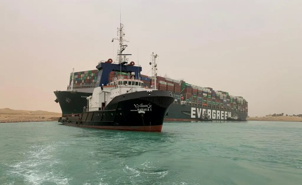 Vista estratégica do estreito de ormuz com navios navegando em rota comercial importante