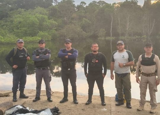 Policiais civis e militares durante operação que resultou na prisão de traficantes em comunidade rural de Carauari
