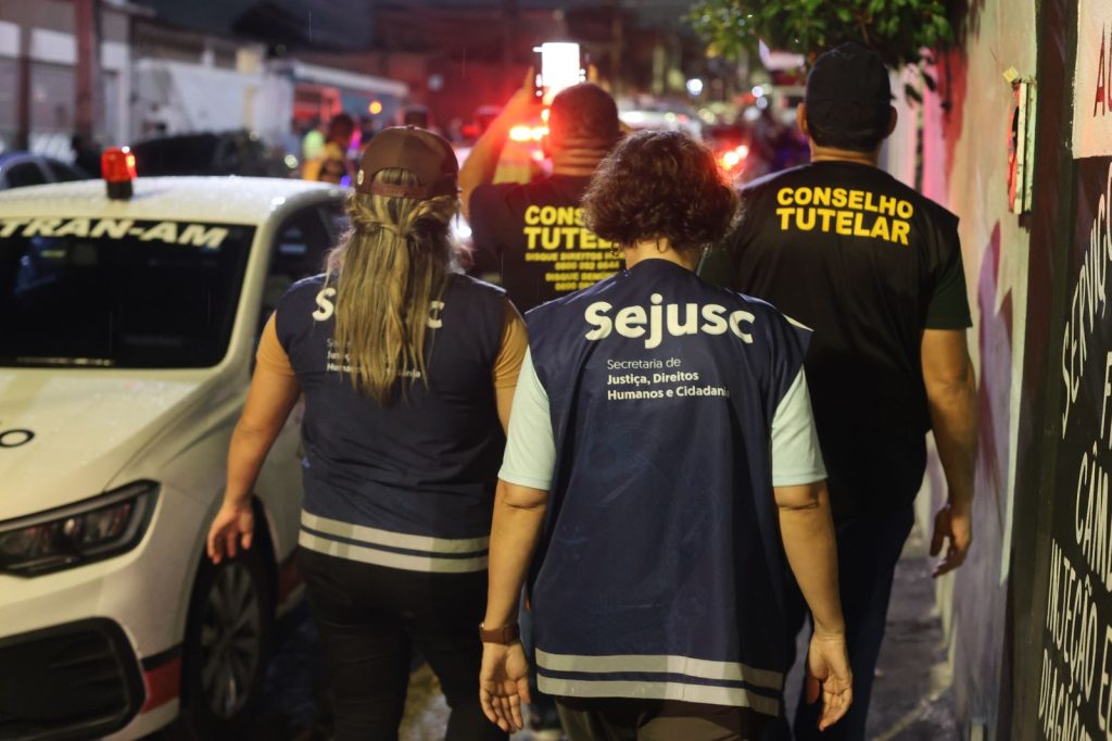 Agentes de fiscalização e policiais militares durante operação em estabelecimentos comerciais na zona centro-oeste de Manaus.