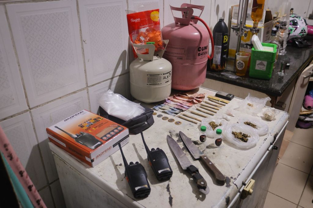 Agentes de fiscalização e policiais militares durante operação em estabelecimentos comerciais na zona centro-oeste de Manaus.