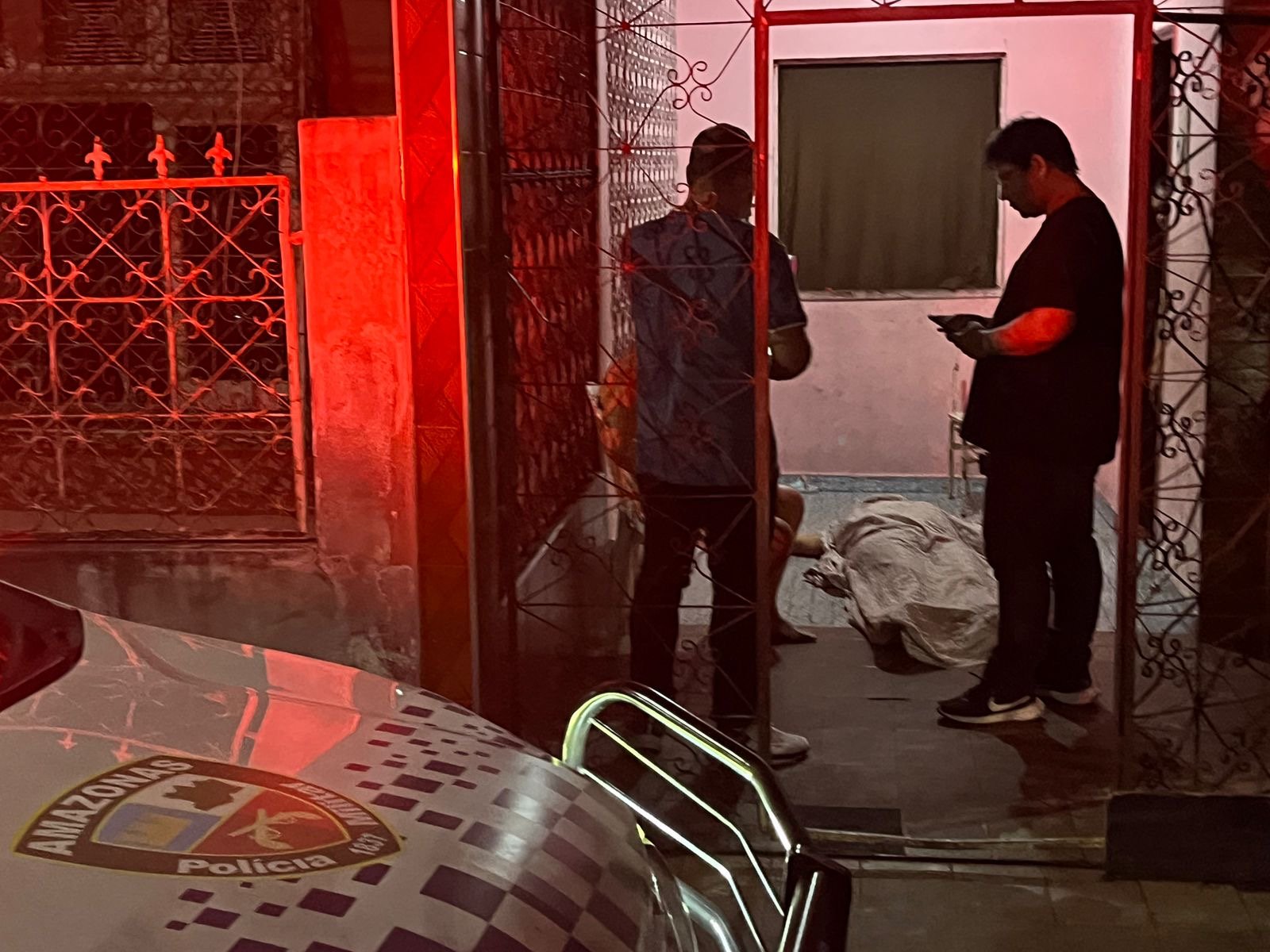 Polícia isola área de homicídio no bairro Santa Luzia em Manaus após homem ser morto a tiros