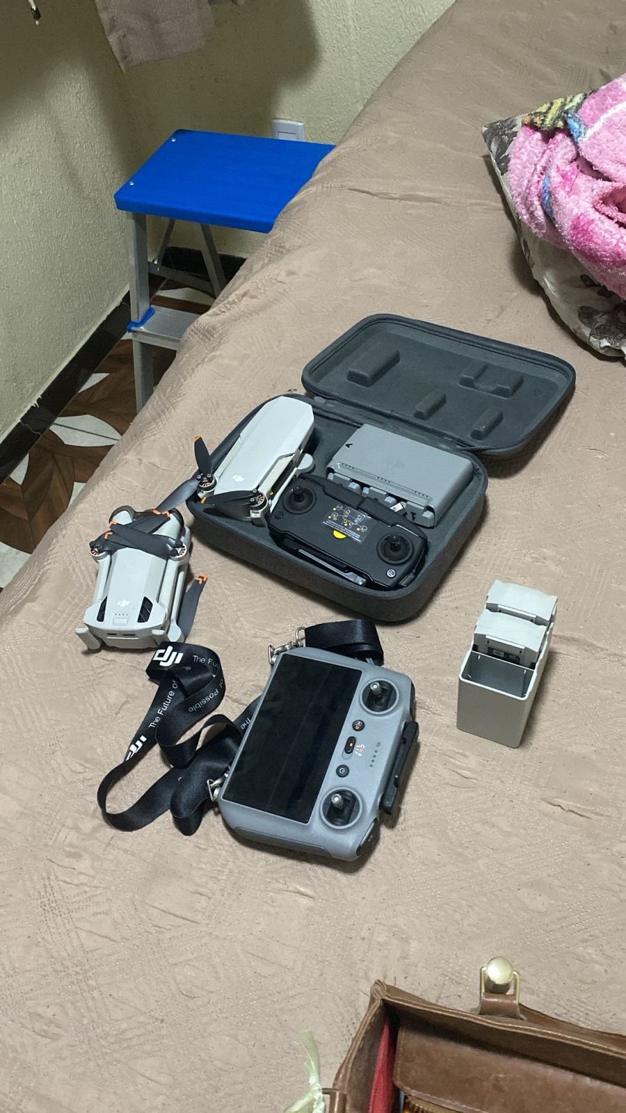 Fachada do núcleo prisional da polícia militar do amazonas com viaturas estacionadas durante a operação sentinela