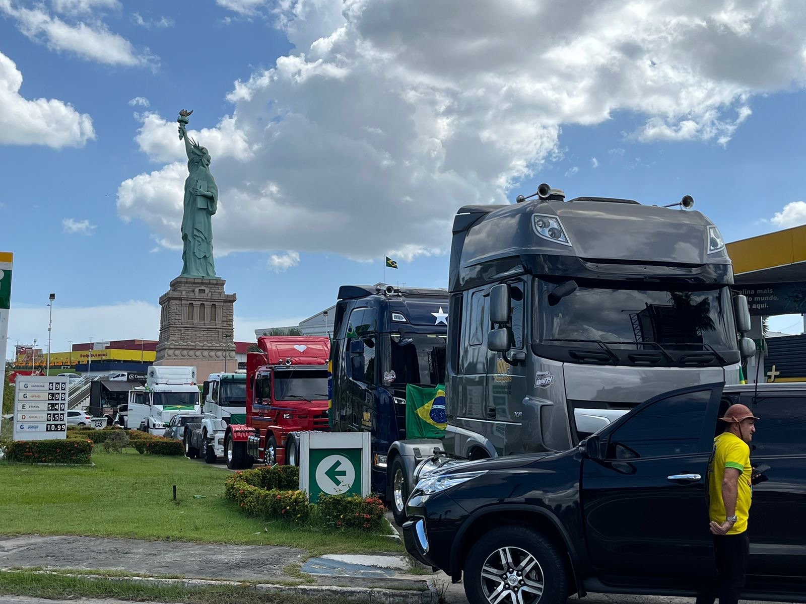 Apoiadores e parlamentares reunidos no ato Acorda Brasil em Manaus.