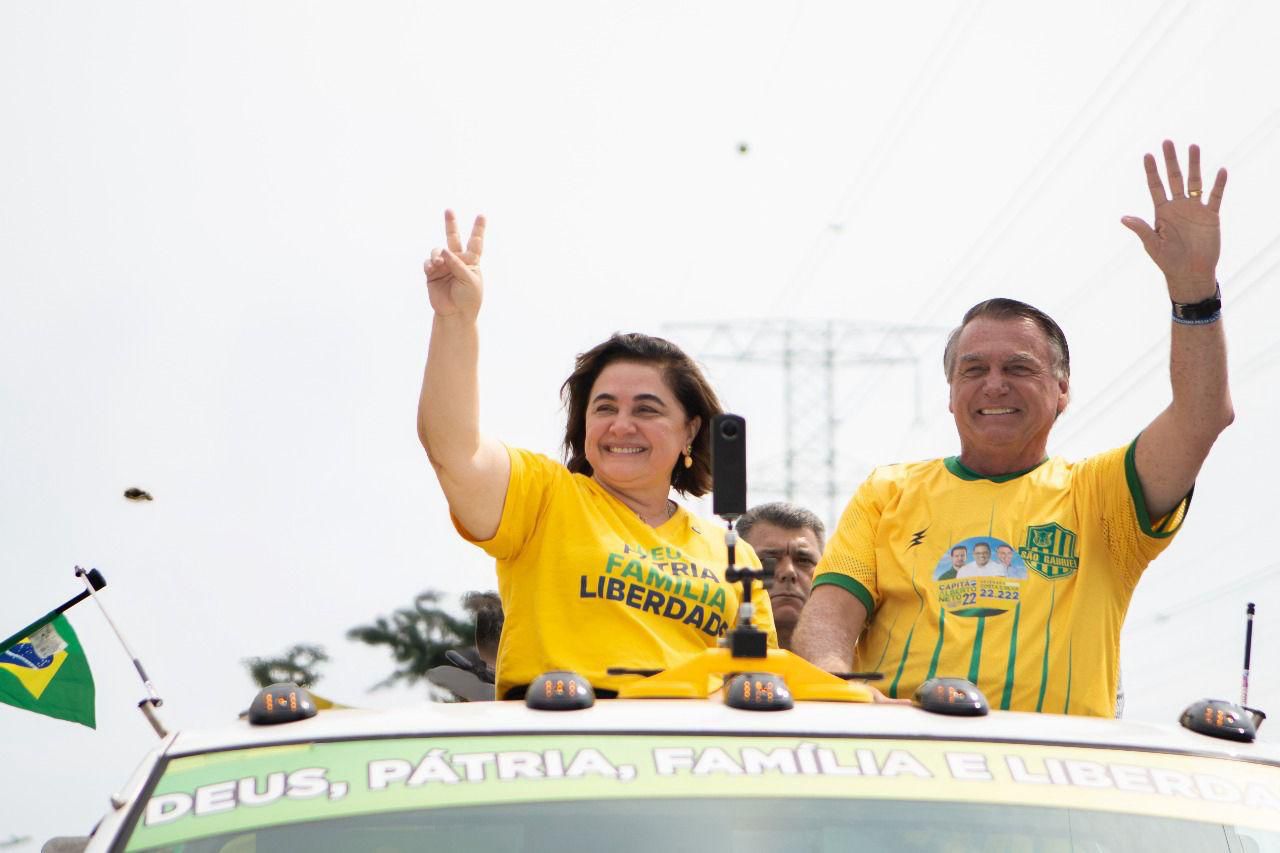 Professora Maria do Carmo em vídeo prestando homenagem ao ex-presidente Jair Bolsonaro pelo seu aniversário.
