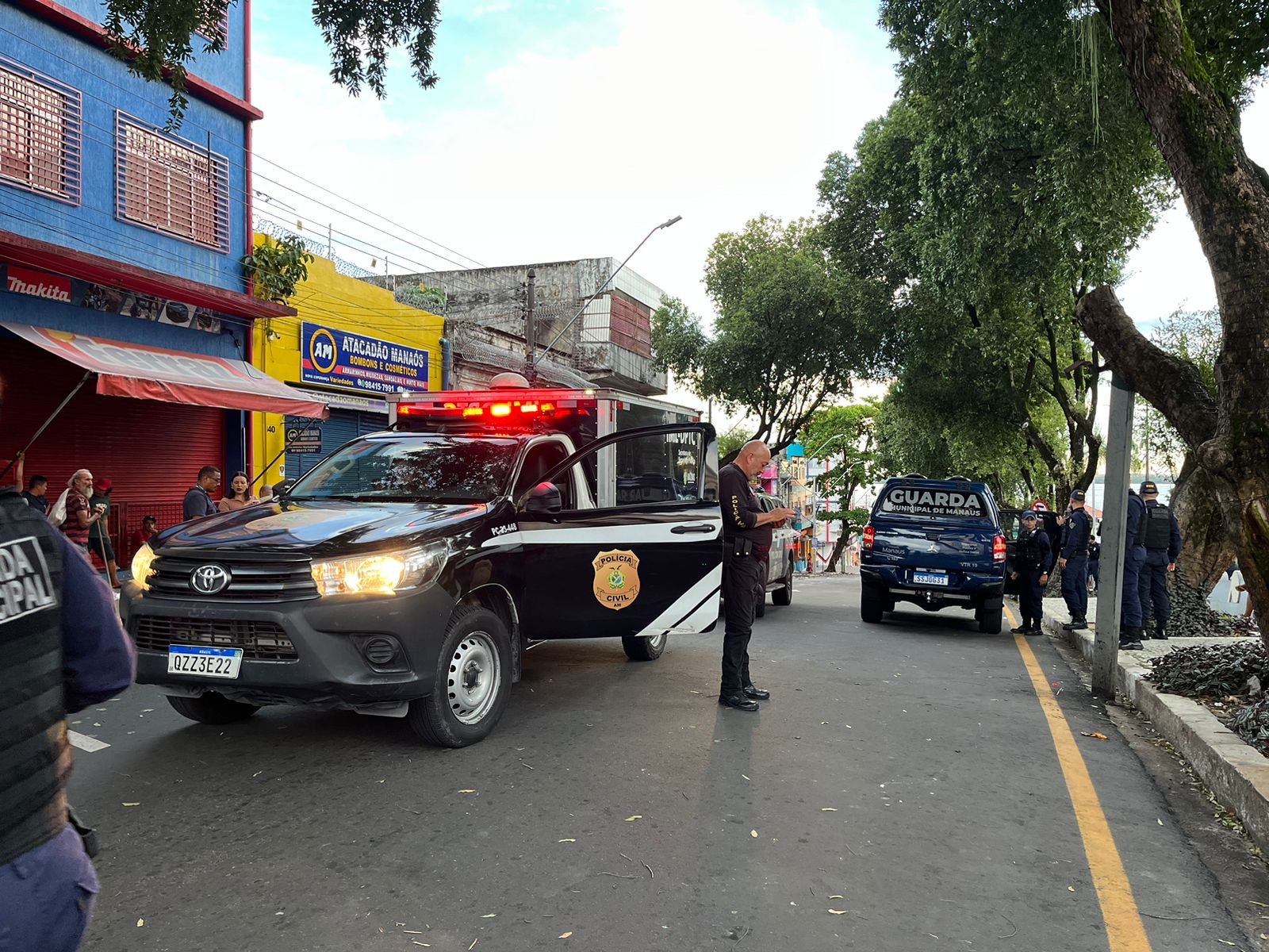 Movimentação policial e isolamento de área no centro de manaus após crime passional