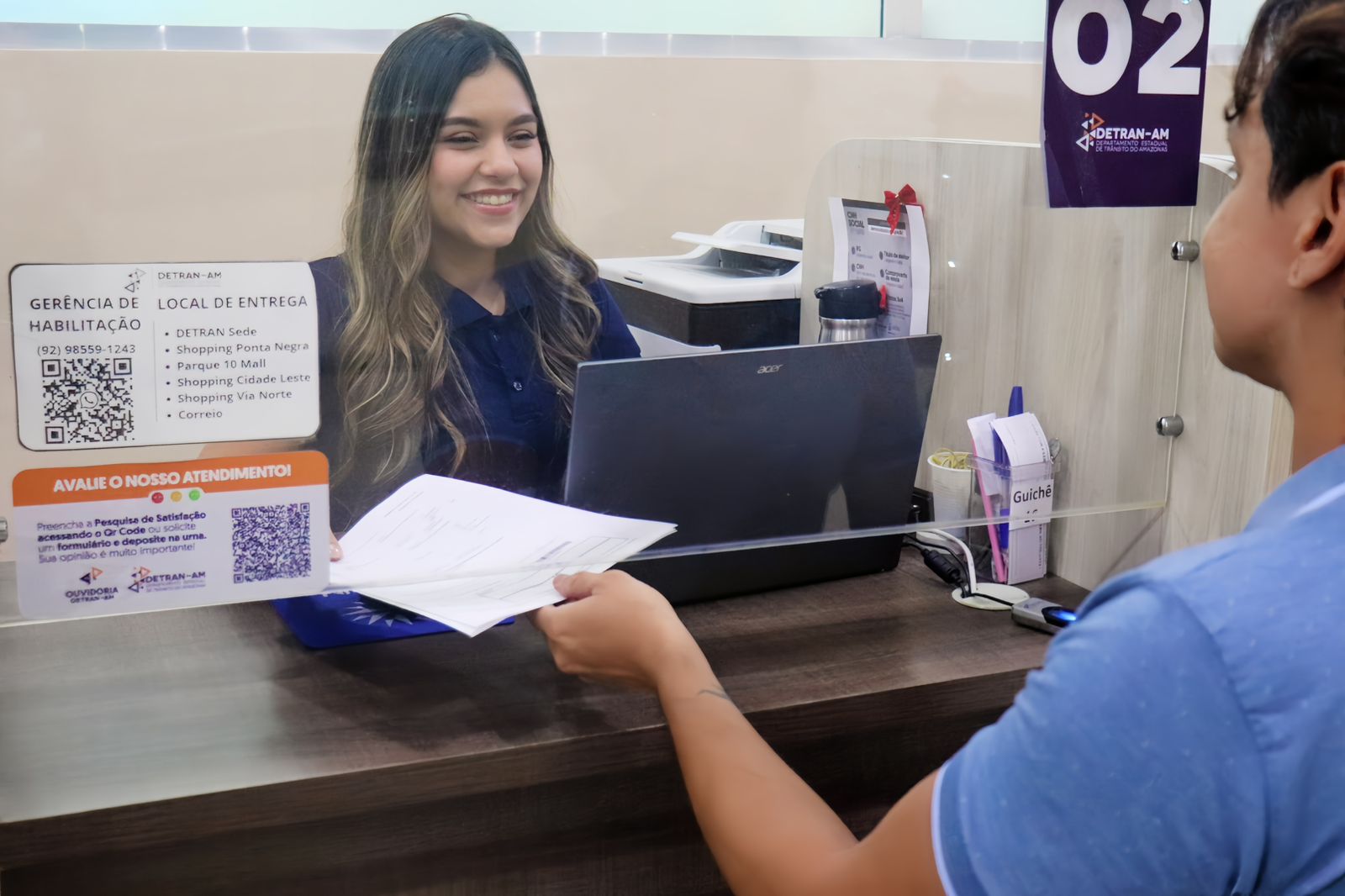 Atendimento do Detran Amazonas no Shopping ViaNorte em Manaus com informacoes sobre suspensao de atividades.