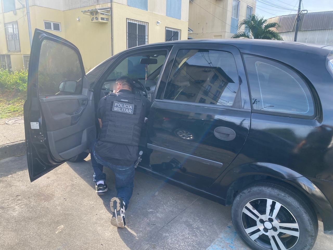 Fachada do núcleo prisional da polícia militar do amazonas com viaturas estacionadas durante a operação sentinela